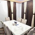 2 Bedroom Stunning In Apartment *
