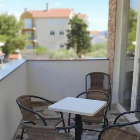 2 Bedroom Stunning In *
