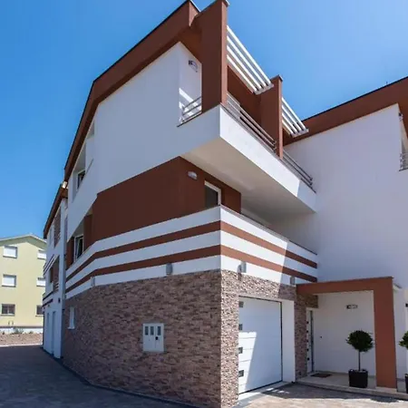 Apartment 2 Bedroom Stunning In
