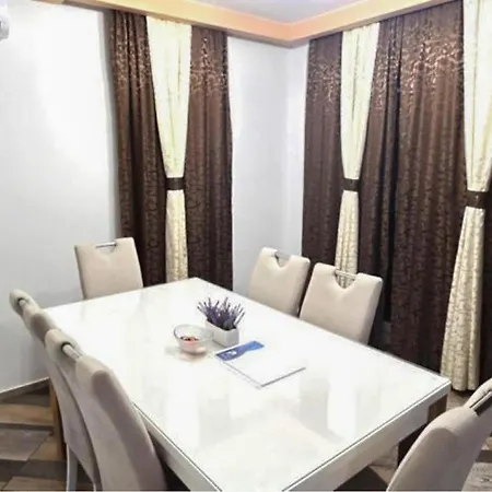 2 Bedroom Beautiful In Apartment *